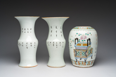 Twee Chinese qianjiang cai yenyen vazen en een famille rose dekselpot, 19de/20ste eeuw