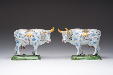 Een paar polychrome Delftse modellen van koeien, 18de eeuw