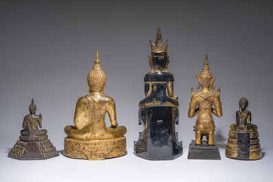 Een gevarieerde collectie van negen oosterse bronzen en houten sculpturen, o.a. Thailand, Nepal, Birma, 19de/20ste eeuw