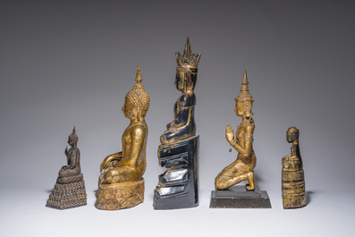 Een gevarieerde collectie van negen oosterse bronzen en houten sculpturen, o.a. Thailand, Nepal, Birma, 19de/20ste eeuw