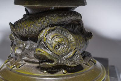 Een Franse gepatineerd bronzen dekselurne naar Auguste Moreau en een paar lampenbasissen in Japanse stijl, 19de/20ste eeuw