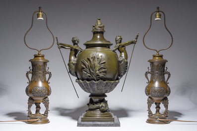 Een Franse gepatineerd bronzen dekselurne naar Auguste Moreau en een paar lampenbasissen in Japanse stijl, 19de/20ste eeuw