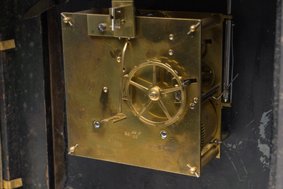 Een Franse 'Religieuse' Boulle pendule met schildpadfineer en verguld brons in Lodewijk XIV stijl, 19de eeuw