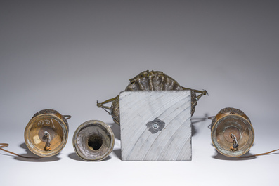 Een Franse gepatineerd bronzen dekselurne naar Auguste Moreau en een paar lampenbasissen in Japanse stijl, 19de/20ste eeuw