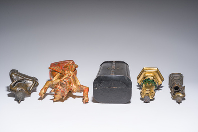 Een gevarieerde collectie van negen oosterse bronzen en houten sculpturen, o.a. Thailand, Nepal, Birma, 19de/20ste eeuw