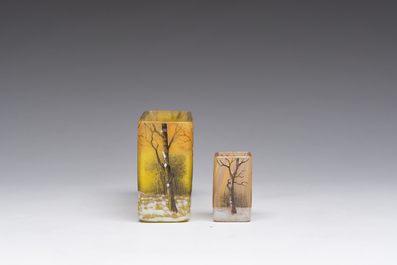 Twee Franse met zuur ge&euml;tste meerlagige rechthoekige glazen vazen met een winterlandschap, gemerkt Daum Nancy, ca. 1900