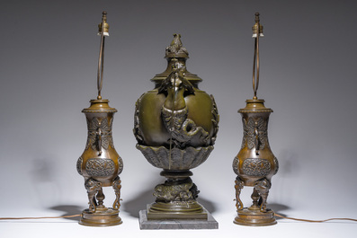 Een Franse gepatineerd bronzen dekselurne naar Auguste Moreau en een paar lampenbasissen in Japanse stijl, 19de/20ste eeuw