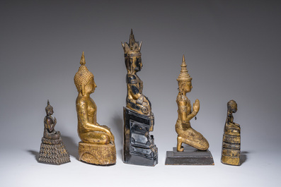 Een gevarieerde collectie van negen oosterse bronzen en houten sculpturen, o.a. Thailand, Nepal, Birma, 19de/20ste eeuw