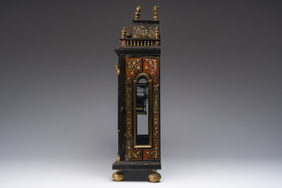 Een Franse 'Religieuse' Boulle pendule met schildpadfineer en verguld brons in Lodewijk XIV stijl, 19de eeuw