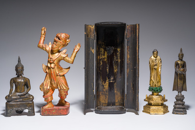 Een gevarieerde collectie van negen oosterse bronzen en houten sculpturen, o.a. Thailand, Nepal, Birma, 19de/20ste eeuw