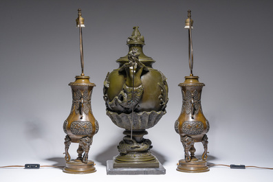 Een Franse gepatineerd bronzen dekselurne naar Auguste Moreau en een paar lampenbasissen in Japanse stijl, 19de/20ste eeuw