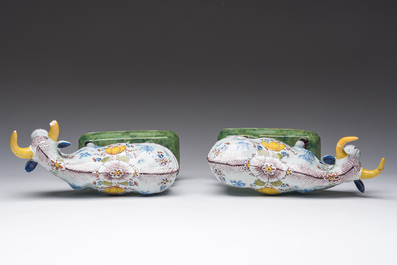 Een paar polychrome Delftse modellen van koeien, 18de eeuw