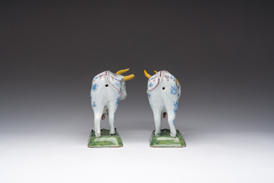 Een paar polychrome Delftse modellen van koeien, 18de eeuw