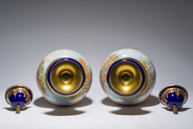 Een paar grote S&egrave;vres porseleinen vazen met allegorie&euml;n van 'De oogst' en 'De visvangst' op verguld bronzen monturen, Frankrijk, 19de eeuw