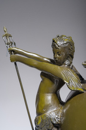 Een Franse gepatineerd bronzen dekselurne naar Auguste Moreau en een paar lampenbasissen in Japanse stijl, 19de/20ste eeuw