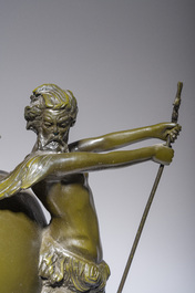 Een Franse gepatineerd bronzen dekselurne naar Auguste Moreau en een paar lampenbasissen in Japanse stijl, 19de/20ste eeuw