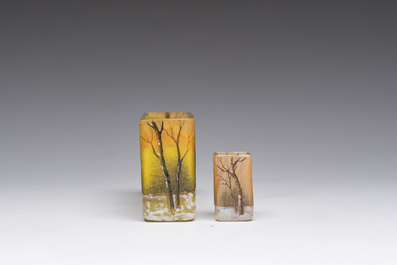 Twee Franse met zuur ge&euml;tste meerlagige rechthoekige glazen vazen met een winterlandschap, gemerkt Daum Nancy, ca. 1900