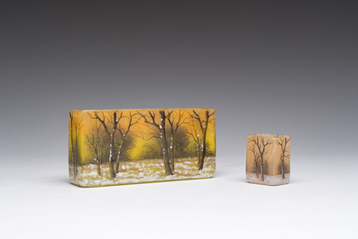 Twee Franse met zuur ge&euml;tste meerlagige rechthoekige glazen vazen met een winterlandschap, gemerkt Daum Nancy, ca. 1900