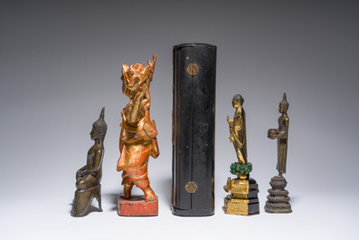 Een gevarieerde collectie van negen oosterse bronzen en houten sculpturen, o.a. Thailand, Nepal, Birma, 19de/20ste eeuw