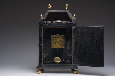 Een Franse 'Religieuse' Boulle pendule met schildpadfineer en verguld brons in Lodewijk XIV stijl, 19de eeuw