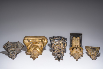 Een gevarieerde collectie van negen oosterse bronzen en houten sculpturen, o.a. Thailand, Nepal, Birma, 19de/20ste eeuw