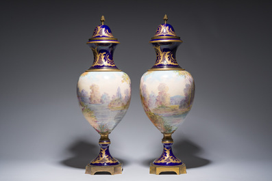 Een paar grote S&egrave;vres porseleinen vazen met allegorie&euml;n van 'De oogst' en 'De visvangst' op verguld bronzen monturen, Frankrijk, 19de eeuw