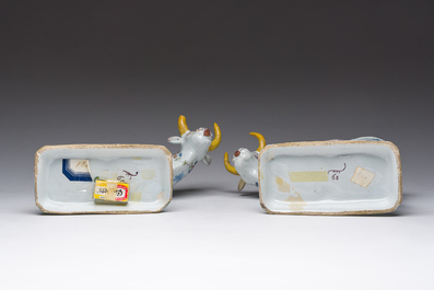 Een paar polychrome Delftse modellen van koeien, 18de eeuw