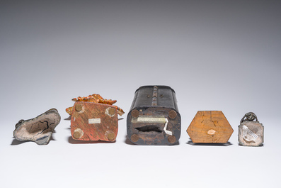 Een gevarieerde collectie van negen oosterse bronzen en houten sculpturen, o.a. Thailand, Nepal, Birma, 19de/20ste eeuw