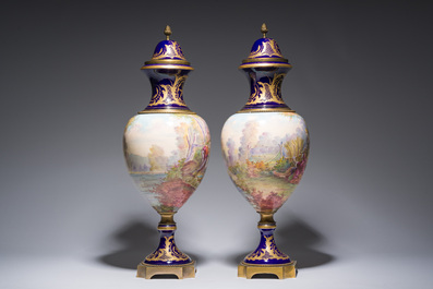 Een paar grote S&egrave;vres porseleinen vazen met allegorie&euml;n van 'De oogst' en 'De visvangst' op verguld bronzen monturen, Frankrijk, 19de eeuw