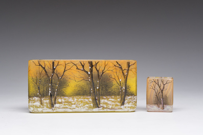 Twee Franse met zuur ge&euml;tste meerlagige rechthoekige glazen vazen met een winterlandschap, gemerkt Daum Nancy, ca. 1900
