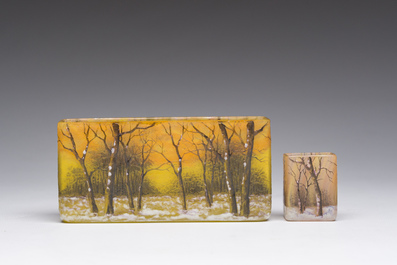Twee Franse met zuur ge&euml;tste meerlagige rechthoekige glazen vazen met een winterlandschap, gemerkt Daum Nancy, ca. 1900