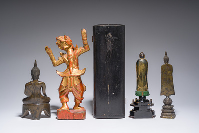 Een gevarieerde collectie van negen oosterse bronzen en houten sculpturen, o.a. Thailand, Nepal, Birma, 19de/20ste eeuw