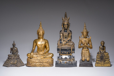 Een gevarieerde collectie van negen oosterse bronzen en houten sculpturen, o.a. Thailand, Nepal, Birma, 19de/20ste eeuw
