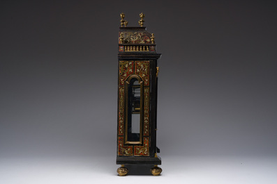 Een Franse 'Religieuse' Boulle pendule met schildpadfineer en verguld brons in Lodewijk XIV stijl, 19de eeuw