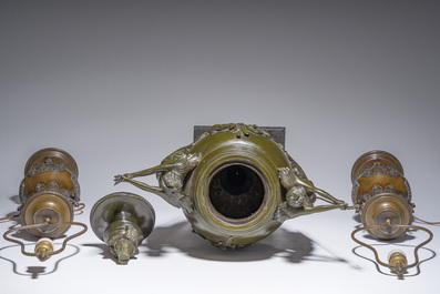 Een Franse gepatineerd bronzen dekselurne naar Auguste Moreau en een paar lampenbasissen in Japanse stijl, 19de/20ste eeuw