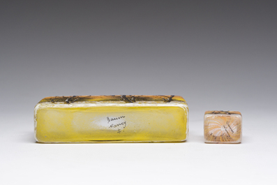 Twee Franse met zuur ge&euml;tste meerlagige rechthoekige glazen vazen met een winterlandschap, gemerkt Daum Nancy, ca. 1900