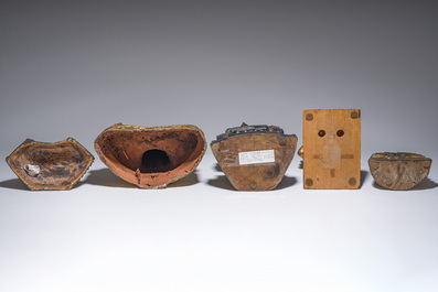 Een gevarieerde collectie van negen oosterse bronzen en houten sculpturen, o.a. Thailand, Nepal, Birma, 19de/20ste eeuw