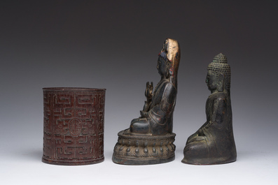 Twee Chinese bronzen Boeddha&rsquo;s, een houten penseelbeker en een ruyi-scepter, 19de/20ste eeuw