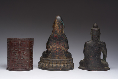 Twee Chinese bronzen Boeddha&rsquo;s, een houten penseelbeker en een ruyi-scepter, 19de/20ste eeuw