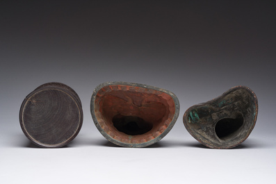 Twee Chinese bronzen Boeddha&rsquo;s, een houten penseelbeker en een ruyi-scepter, 19de/20ste eeuw