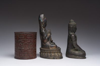 Twee Chinese bronzen Boeddha&rsquo;s, een houten penseelbeker en een ruyi-scepter, 19de/20ste eeuw