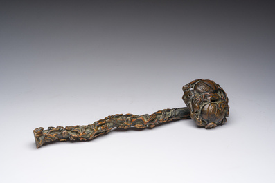 Twee Chinese bronzen Boeddha&rsquo;s, een houten penseelbeker en een ruyi-scepter, 19de/20ste eeuw