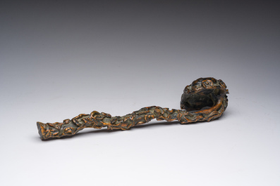 Twee Chinese bronzen Boeddha&rsquo;s, een houten penseelbeker en een ruyi-scepter, 19de/20ste eeuw