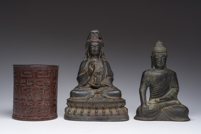 Twee Chinese bronzen Boeddha&rsquo;s, een houten penseelbeker en een ruyi-scepter, 19de/20ste eeuw