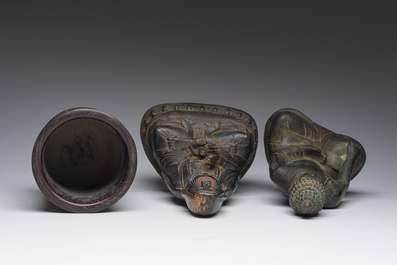 Twee Chinese bronzen Boeddha&rsquo;s, een houten penseelbeker en een ruyi-scepter, 19de/20ste eeuw