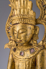 Een grote Birmaanse gelakte en vergulde houten Boeddha met glas ingelegd, 19de eeuw