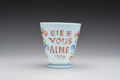 Een Franse 'Je vous aime' beker in polychroom gedecoreerd opalineglas in de stijl van Bernard Perrot (Orl&eacute;ans), gedateerd 1727