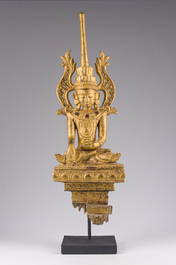 Een grote Birmaanse gelakte en vergulde houten Boeddha met glas ingelegd, 19de eeuw