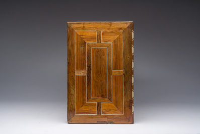 Een Antwerps tafelkabinet met palissanderfineer, ge&euml;boniseerd hout en inlegwerk van been, 17de eeuw