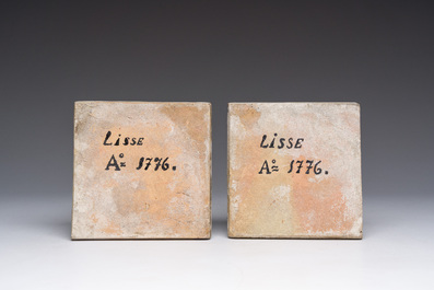 Twee blauw-witte Delftse tegels, w.o. een plasser, 17de eeuw